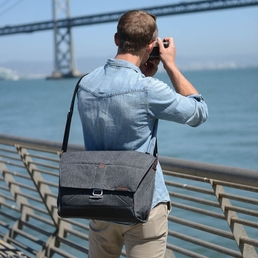 Peak Design Everyday Messenger Bag 15 V2 Charcoal